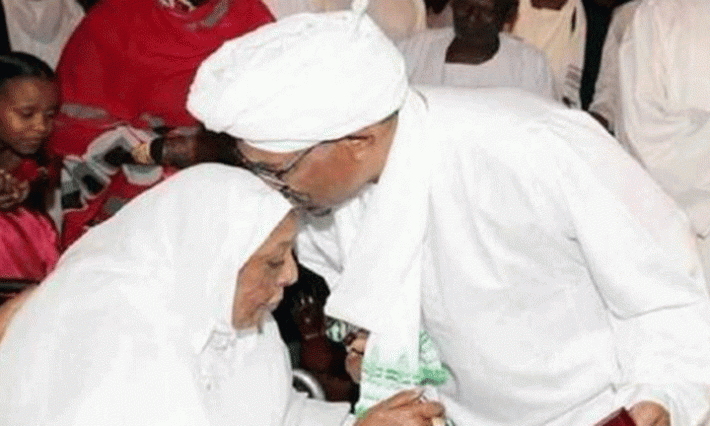 وفاة والدة عمر حسن البشير دون أن تتمكن من توديعه الوداع الأخير 