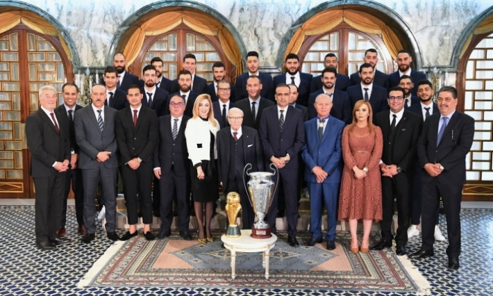 رئيس الجمهورية يستقبل وفدا عن النجم الساحلي يضم أبطال إفريقيا والعرب في كرتي القدم واليد