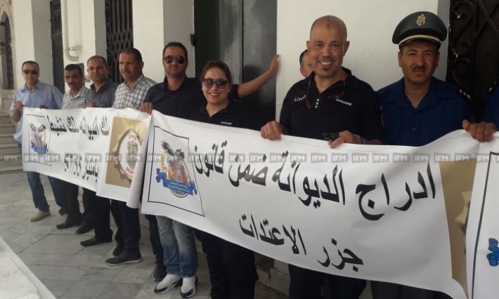 وقفة احتجاجية لنقابة الديوانة أمام مقر رئاسة الحكومة