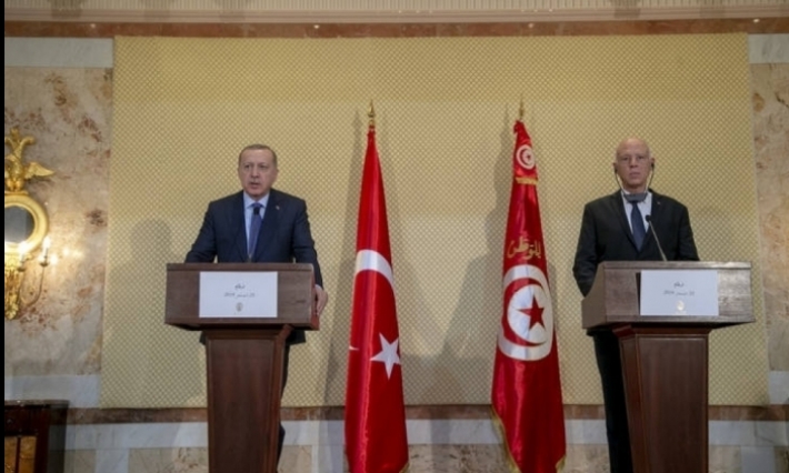 خلال مؤتمر مشترك: أردوغان يشتم رائحة الدخان وقيس سعيد يوضّح 