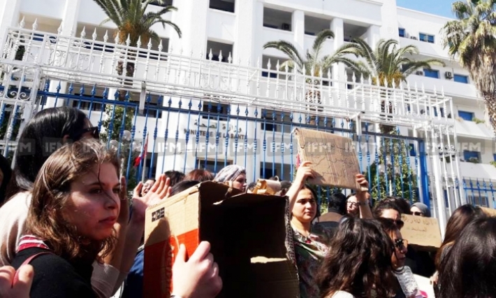 بالصور: طلبة من مختلف كليات تونس يحتجون أمام وزارة الصحة تنديدا "بموقعة الكرذونة" 