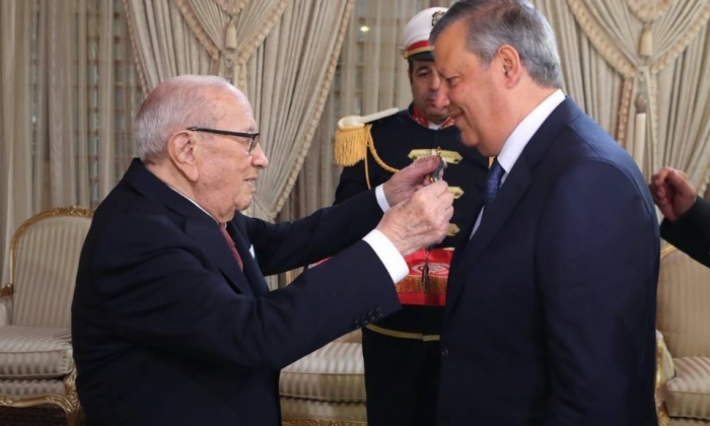 السبسي يمنح الصنف الأول من وسام الجمهوريّة لحمدي المدّب