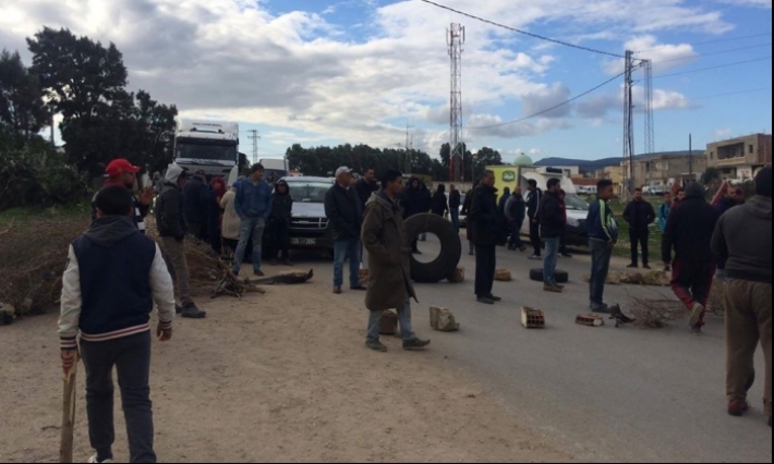 نابل: أهالي منطقة بوحبيب وهنشير حمدان يقطعون الطريق الجهوية الرابطة بين الهوارية وسليمان