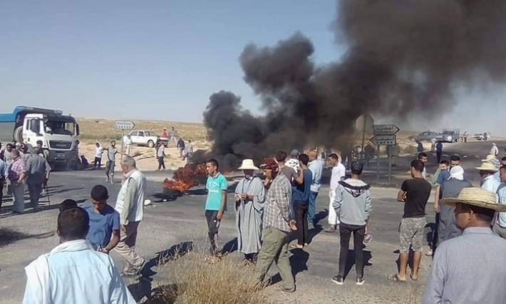 القصرين: فلاحو ماجل بالعباس يغلقون الطريق والأمن يتدخل بالغاز المسيل للدموع 
