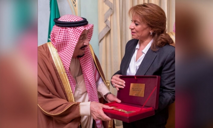 جامعة القيروان تمنح الدكتوراه الفخرية للعاهل السعودي وسعاد عبد الرحيم تسلمه مفتاح مدينة تونس الذهبي