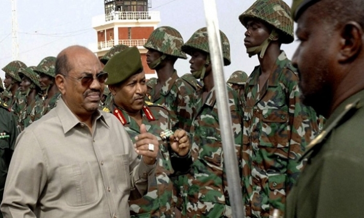 السودان | الجيش ينحاز  لصالح المتظاهرين ويتبادل إطلاق النار مع الشرطة  