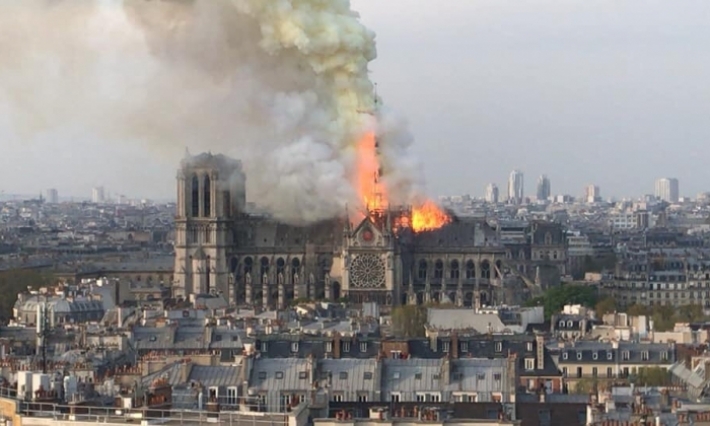 بالفيديو والصور: حريق هائل في كاتدرائية نوتردام الشهيرة في باريس