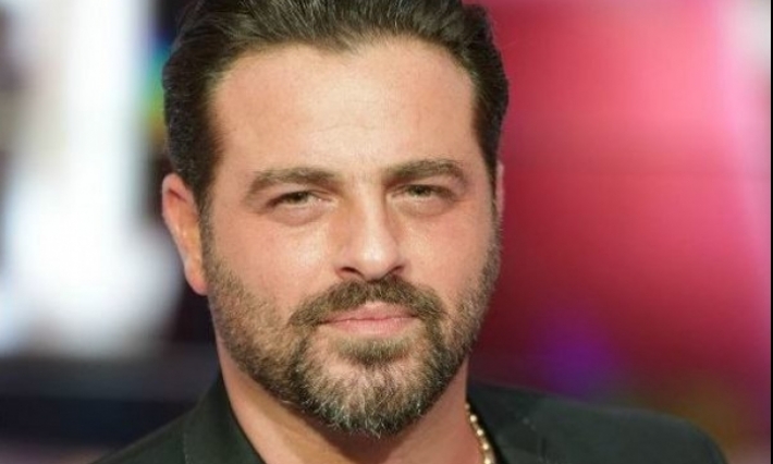 يوسف الخال يحجر نفسه في المنزل 