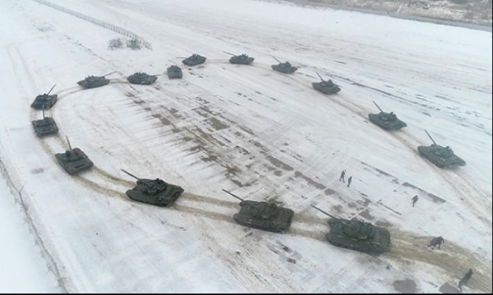 بالفيديو.. ضابط روسي يطلب حبيبته للزواج بـ 16 دبابة