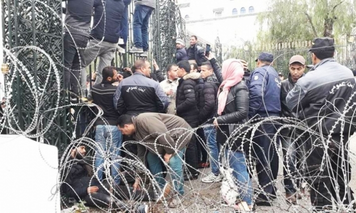 بعد أن هددوا بالانتحار أمام البرلمان: الأمن يوقف عددا من المحتجين وسط حالة من الاحتقان