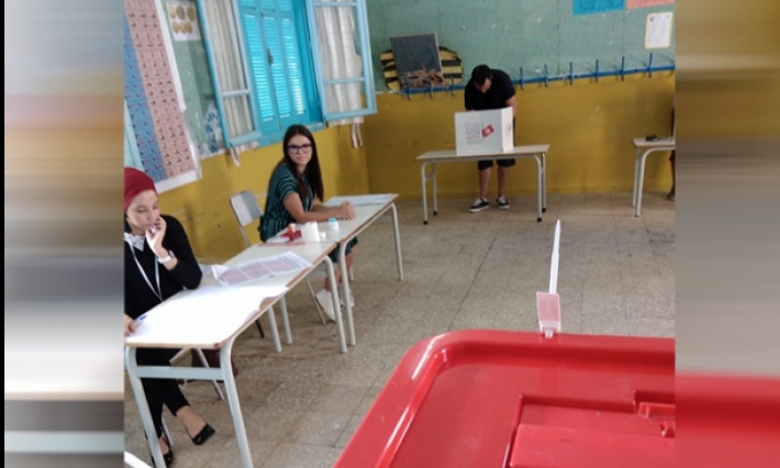 تأخر عملية الاقتراع بمدرسة طريق الشط بسوسة بسبب الختم