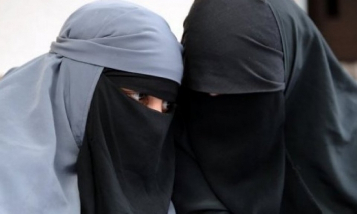 منع النقاب داخل مقرات الإدارات والمؤسسات والمنشآت العمومية