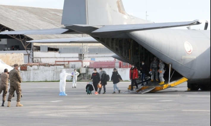وصول الطائرة العسكرية التي تقل التونسيين العائدين من ووهان الصينية إلى مطار العوينة