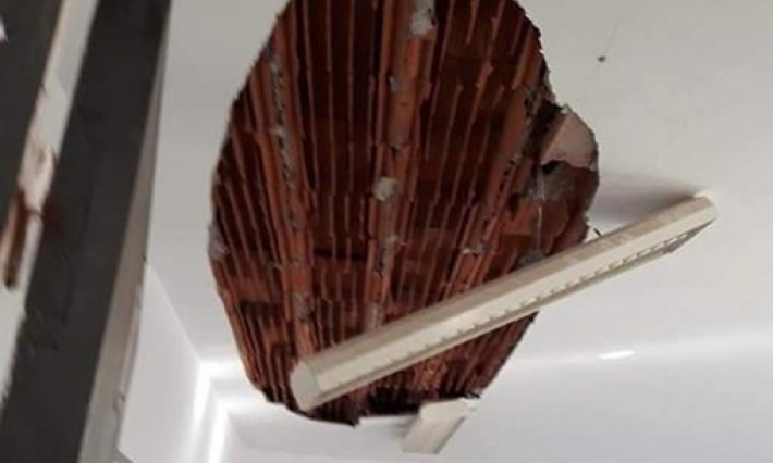 بالصور: انهيار جزء من سقف قاعة تدريس في المهدية وإصابة أستاذ