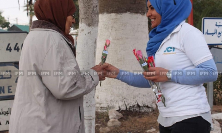 مدنين -بالصور: الغرفة الفتية الاقتصادية تهني على طريقتها المرأة في عيدها