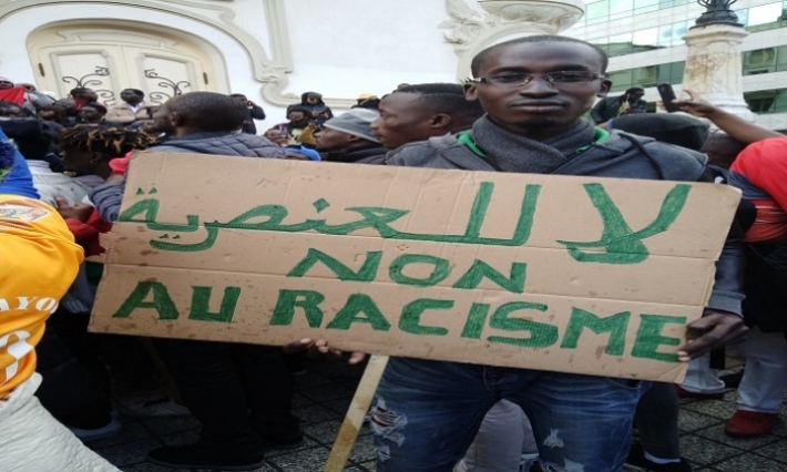 المقيمون الأفارقة ينددون بمقتل زميلهم وينظمون وقفة احتجاجية 