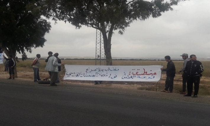 أهالي ''قرعة العطش'' يحتجون ويغلقون الطريق 