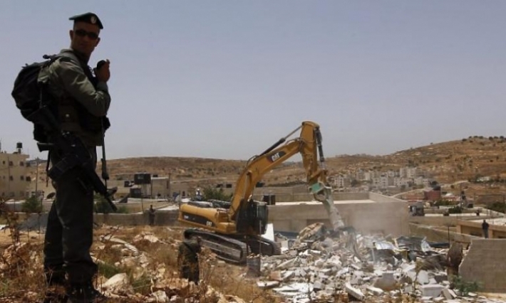 إصابة عشرات الفلسطينيين خلال تدمير قوات الاحتلال لمنازلهم