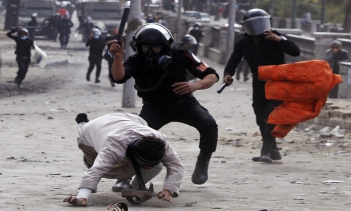 الأمن المغربي يستعين بخراطيم المياه لتفريق اعتصام الأساتذة المضربين 