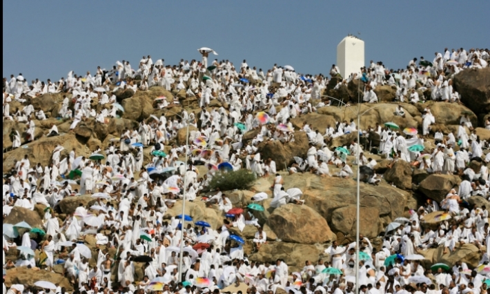 الحجيج يؤدون اليوم الركن الأعظم 