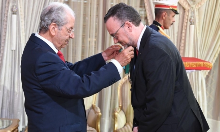 الناصر يمنح الصنف الثاني من وسام الجمهورية لرئيس مكتب البنك الأوروبي للاستثمار بتونس