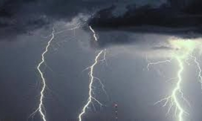 ضباب كثيف مع أمطار رعدية بهذه المناطق والحرارة في انخفاض