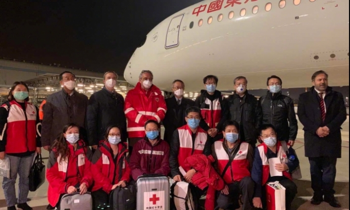 طائرة مساعدات صينية تصل إلى إيطاليا لدعم مجهودات مكافحة فيروس كورونا