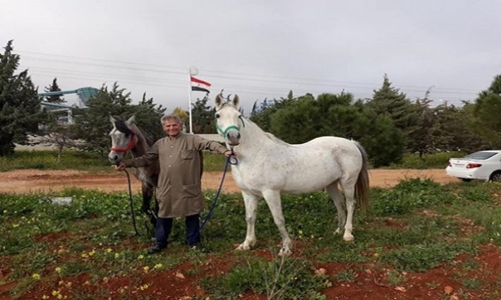 مصطحباً فرسيه: الرحالة السوري يصل إلى موسكو 