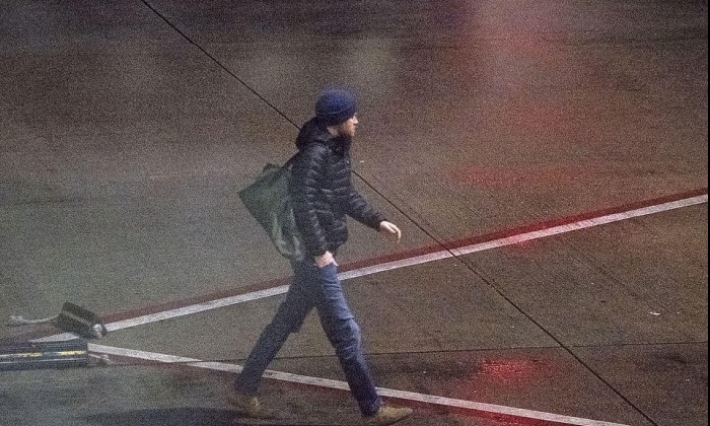 بعد اعتزال الحياة الملكية: هاري يصل كندا في هيئة غريبة وعلى متن طائرة مدنية 