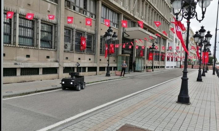 روبوت يقوم بدورية أمنية في شارع الحبيب بورقيبة