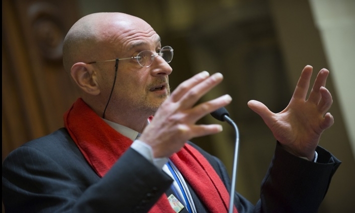 بروفيسور يحذّر الفرنسيين: سيموت 800 ألف شخص إن لم تدركوا حجم الخطر المحدق 