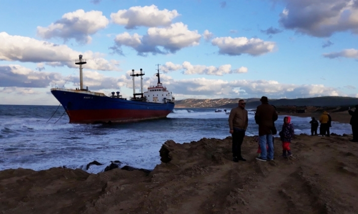 بنزرت: خلية الأزمة المكلفة بملف باخرة الشحن التي جنحت بشاطئ البواخر بمنطقة الرمال تتابع أعمالها