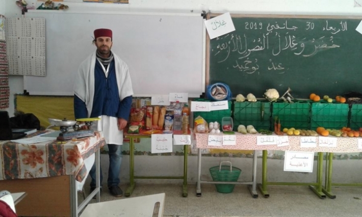 بالصور: معلم يحول قاعة الدرس إلى محل لبيع الخضر والغلال والبيض