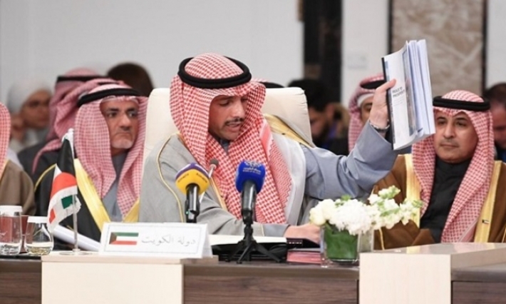 بالفيديو: رئيس البرلمان الكويتي يلقي بوثائق صفقة القرن في القمامة 