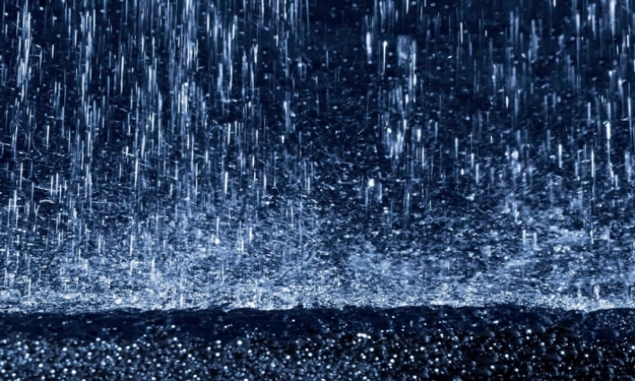 أمطار غزيرة ورياح قوية مع ظهور الصواعق بأماكن محدودة