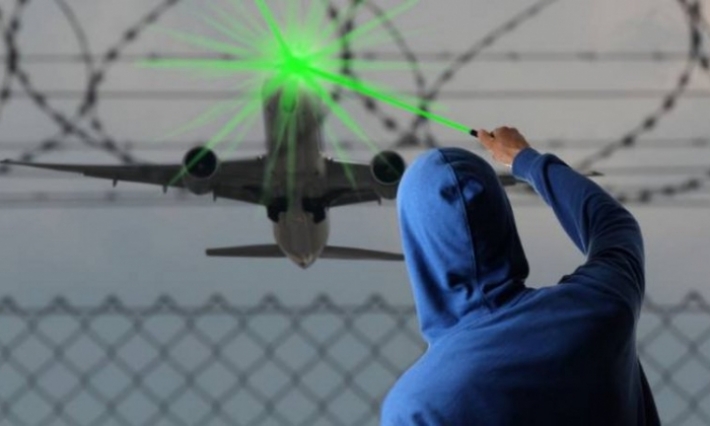 أشعة ليزر تحرق عين طيار في السماء