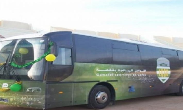 رئيس سابق للقوافل يفرض عقلة تحفظية على حافلة الفريق 