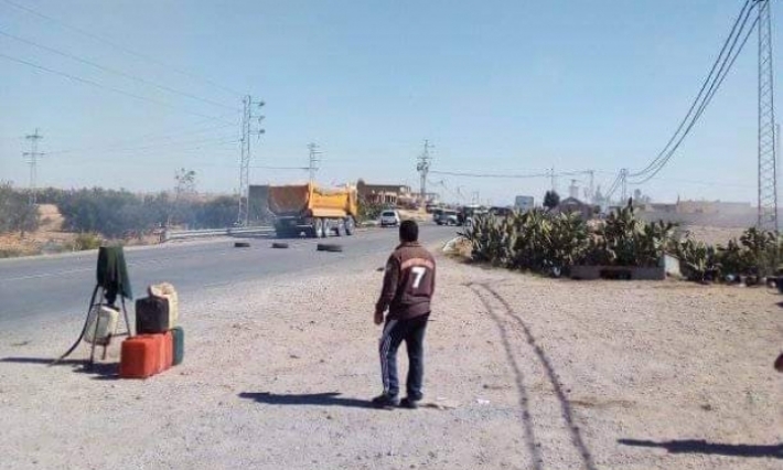 القيروان: فتح طريق العوايد بالشراردة بعد تدخل أمنى لفض احتجاج الاهالي على الأضرار البيئية التي سببها مصنع الفيتورة