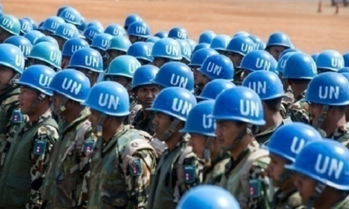 القبعات الزرقاء تكرم مسؤولاً تونسياً 