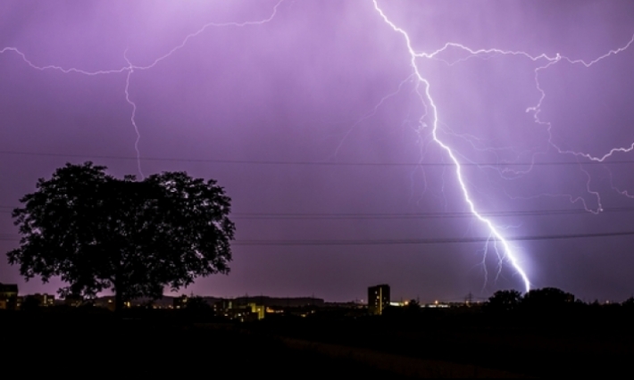 إصابة 15 لاعب كرة قدم في ألمانيا بسبب صاعقة