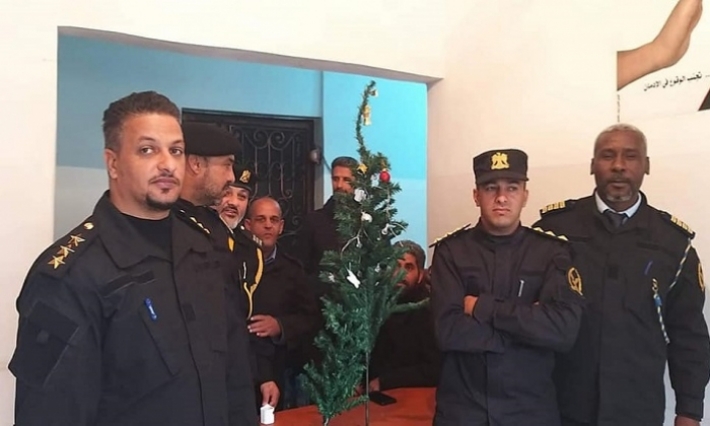 الشرطة الليبية تلقي ''القبض'' على شجرة الميلاد 