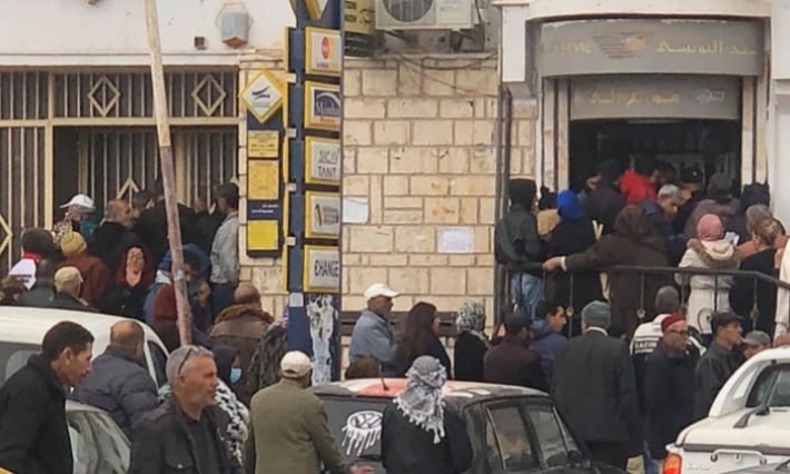 رغم التوصيات: طوابير من المسنين أمام مراكز البريد 