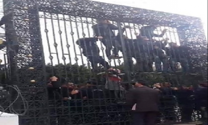 معطلون عن العمل ينصبون مشانق على باب البرلمان (صور)