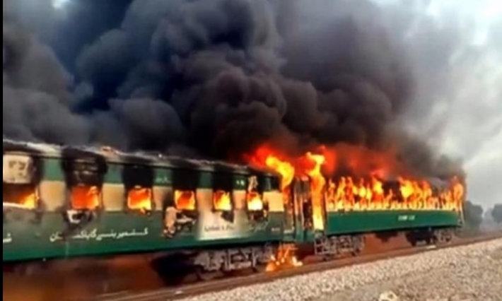 مقتل 65 شخصا في حريق بقطار ركاب في باكستان