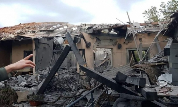 إصابة 7 إسرائيليين في هجوم صاروخي شمال تل أبيب