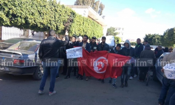 احتجاجات في ساحة الشهداء بالقصرين للمطالبة بالتشغيل