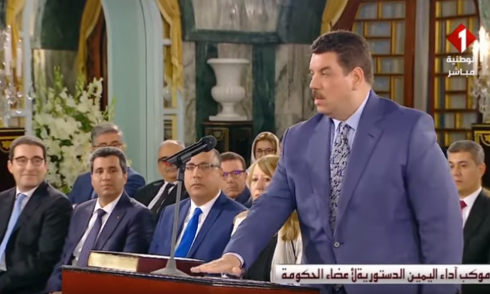 الوزير علي الحفصي يترك المصحف ويقسم على الطاولة