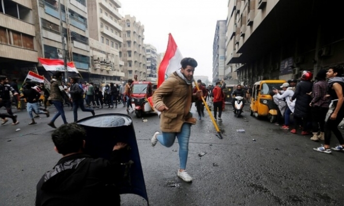 العراق: مقتل متظاهر وإصابة 83 آخرين