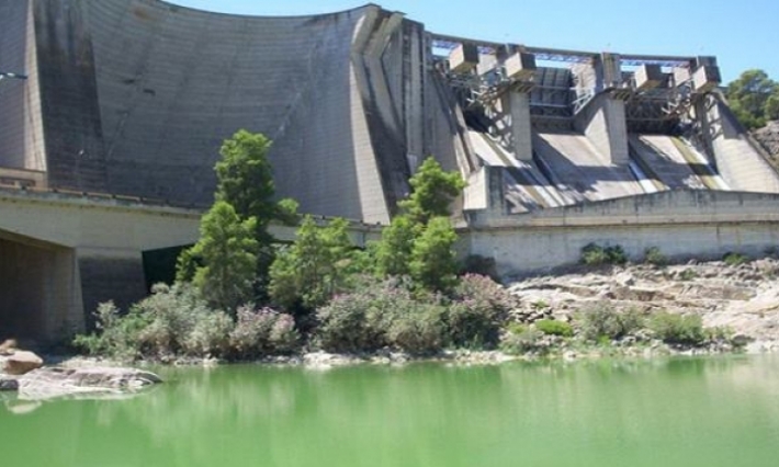 الكاف: طرد 7 عمال بمشروع بناء سد ملاّق وزملاؤهم يضربون عن العمل