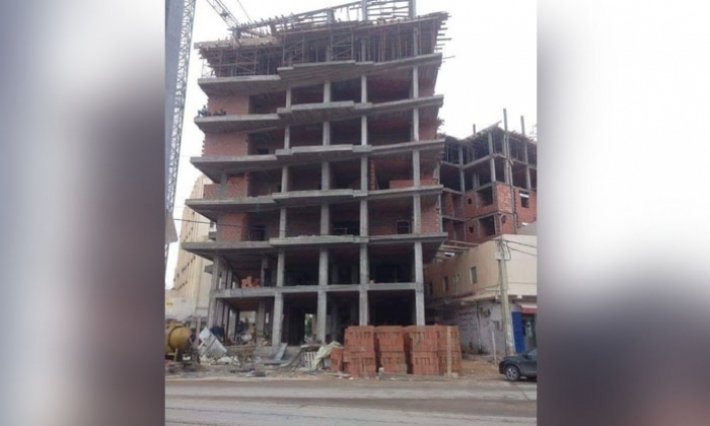 مدنين: وفاة عامل بناء بعد سقوطه من الطابق الرابع للعمارة الجارية أشغالها وسط المدينة